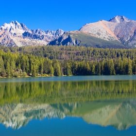 Štrbské pleso patří mezi nejkrásnější morénová jezera Slovenska.