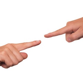 Vzájemným obviňováním ničeho nedosáhnete.