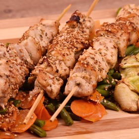 Kuřecí špíz můžete vylepšit sezamovými semínky.