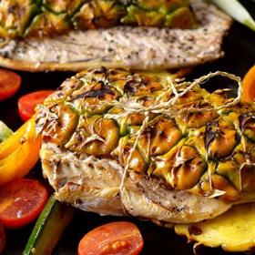 Geniální trik je grilovat rybu zabalenou přímo v kůře ananasu.