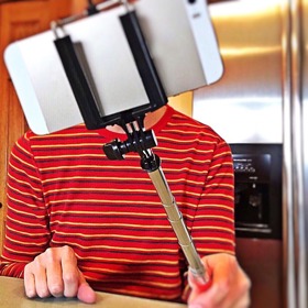 Prodloužená ruka v podobě selfie tyče nesmí chybět žádnému fotografovi.