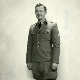 Spolu s Antonem Mollothem se tito dva dozorci neštítili ničeho a bavili se tím, že mučili a popravovali vězně.