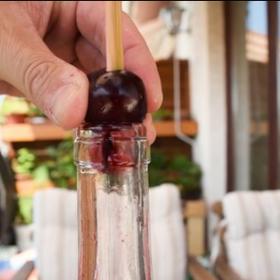 Geniální trik, jak vypeckovat třešně, je posadit třešeň na hrdlo lahve a pomocí čínské hůlky vytlačit pecku do nádoby.