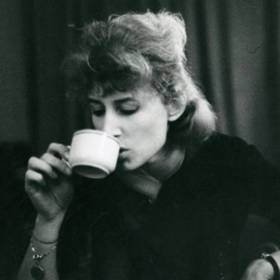 Milovala dlouhou snídani s kávou, cigaretou a novinami.