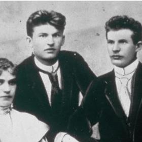 Tomáš Baťa (uprostřed) založil společně se sestrou Annou a bratrem Antonínem vlastní továrnu na výrobu obuvi.