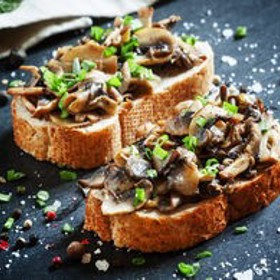 Crostini s tymiánovou riccotou a grilovanými houbami.