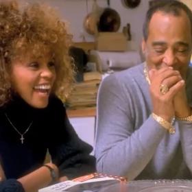 S drogami a alkoholem, které vedly k její předčasné smrti, se Whitney setkala už v dětství během opulentních večírků jejích rodičů. 