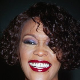 Dokázala bořit žebříčky hitparád, byla držitelkou několika cen Grammy a její hvězda stoupala. Pomyslný vrchol představoval film Osobní strážce. Po něm se provdala za kontroverzního rappera Bobbyho Browna, který ji stáhl zpět k drogám a alkoholu. Což byl důsledek její předčasné smrti. 