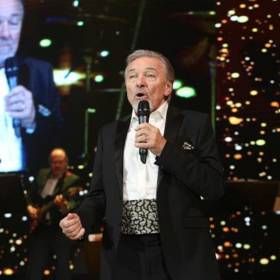 Karel Gott při jednom ze svých vystoupení.