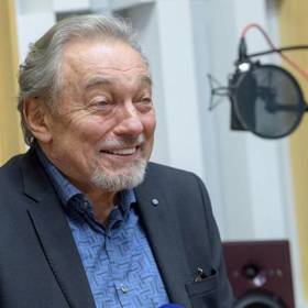 Karel rád vypráví vtipné historky ze života.