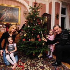 S manželkou Ivanou a dcerkami u vánočního stromku.