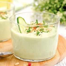 Měli jste už někdy studenou okurkoořechovou polévku?