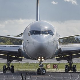 Sledujte aktuální nabídky různých portálů, které se na vyhledávání levných letenek a akcí aerolinií specializují.