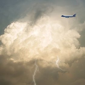 Ve většině podobných případů blesk udeří do křídla, nosu či jiné okrajové části a proud proběhne vnějším kovovým pláštěm a následně vyjde např. ocasem ven.