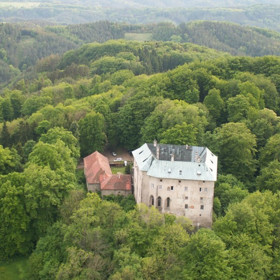 Renesanční hrad Houska, ležící ve východní části kokořínských lesů, je opředen řadou tajuplných, až pekelných pověstí.
