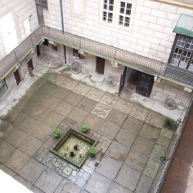 Ani mohutné hradní zdi však hrad neuchránily před strašidelnými bájemi a pověstmi o záhadném vstupu do pekla či o časoprostorové smyčce.