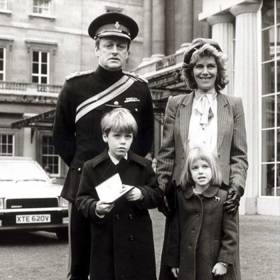 Prvním manželem Camilly byl důstojník Andrew Parker-Bowles. Má s ním dvě děti, syna Toma a dceru Lauru.