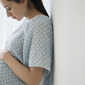 Až tři čtvrtiny těhotných žen a čerstvých matek zažívá diskriminaci na pracovišti.