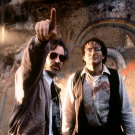 Když Steven Spielberg natáčel Schindlerův seznam, častokrát se režisér cítil na dně z toho všeho, co musel zobrazovat. Robin Williams mu tedy častokrát volal, Steven Spielberg dával telefon nahlas a komik říkal hercům a štábu vtipy, aby všechny čas od času rozveselil.