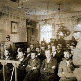 Soud se sarajevskými atentátníky, uprostřed sedí Gavrilo Princip.