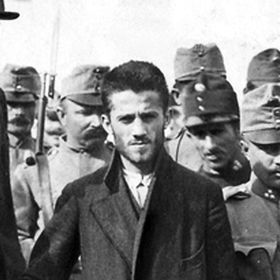 Stráž vede sarajevské atentátníky z vězení k soudu, uprostřed Gavrilo Princip.