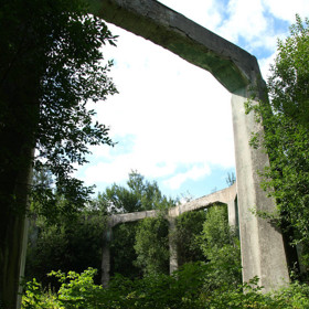 Blízko polské vesnice Ludwikowice Kłodzkie najdete ohromnou betonovou stavbu.