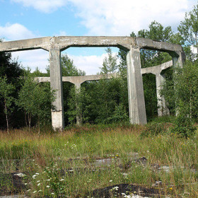 Otvor ve tvaru desetiúhelníku postavený na vysokých betonových sloupech je pozůstatkem z 2. světové války.