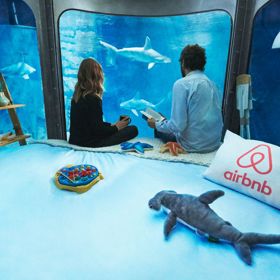 Dobrou noc, žraloku. Tento romantický víkend v Paříži je pro silné žaludky