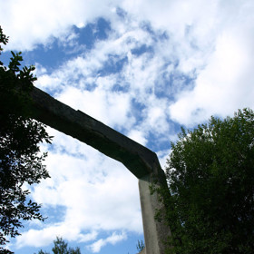 Vybudovat ho nechali nacisté, proto si později vysloužil přezdívku Hitlerův Stonehenge.