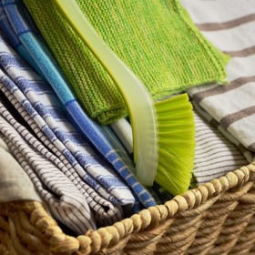 Podle deníku The Huffington Post bychom měli utěrku při pravidelném vaření měnit obden.