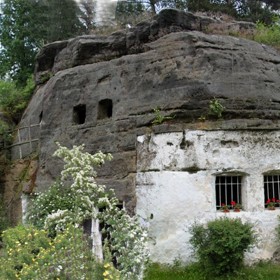 Nejstarší dochované záznamy o skalním obydlí ve Lhotce pocházejí z roku 1859.