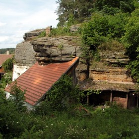 Jen v samotné Lhotce je skalních domů víc, ale slouží už jenom jako hospodářské prostory.