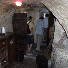 Tmavé prostory uvnitř bytu.