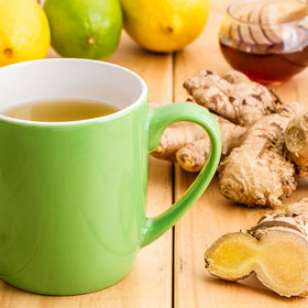 Dopřávejte si uzdravující nápoj denně. Pokud vás ale přece jen nějaká breberka přemůže, zázvorová voda ji vyprovodí z těla ven – aromatický kořen posiluje imunitu, čistí lymfatický systém, odklízí toxiny a zabíjí bakterie.