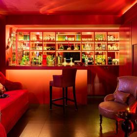„A jak vypadá váš bar?“ mohli by obyvatelé domu s tímto luxusním barem popichovat okolí. Navrhl ho designér Niloufar Bakhtiar-Bakhtiari. Upoutá směsicí starožitných klenotů a moderních hladkých linií. O všudypřítomné červené, budící touhy, nemluvě...