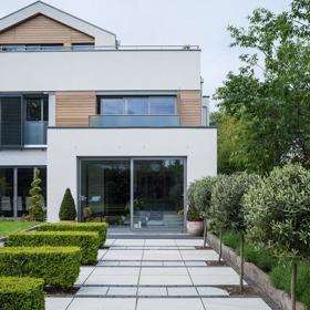 Na pohled pěkný, byť spíše nenápadný dům. S rozkrytím příběhu, který za jeho současnou podobou stojí, dechberoucí rodinné zázemí. Architekt Trevor Sutters tuto chátrající nemovitost v londýnské oblasti Putney změnil k nepoznání. Původně byla ve vlastnictví staré vdovy, která jej nechala napospas svému osudu včetně zahrady, z níž se postupem času stala džungle. Uznání si architekt zaslouží o to víc při zjištění, že svůj domov zařídil tak, aby byl trvale udržitelný.