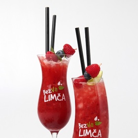 Osvěžující domácí malinovka.