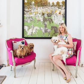 Světlý byt s psí smečkou? Klepejte si na čelo, jak chcete, Denise Elphick se této úvaze vysmívá. Majitelka firmy Pets Pyjamas, obchodu s doplňky pro psy, své mazlíčky zbožňuje a dovolí jim všechno. Přítelkyně a designérka Lena Proudlock pro její sídlo v Londýně vymyslela design ve stylu anglického venkova s paletou barev, které odpovídají klasickému skandinávskému stylu. Křiklavě růžovou uzemňují zdobené detaily nábytku i vznešené výšivky.