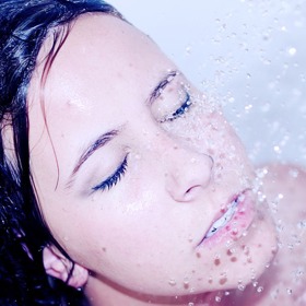 Místo studené sprchy si dopřejte vlažnou.