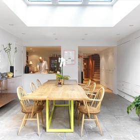 Jídelna navozuje dojem, že interiéry domu bujaře oslavují přírodu. A je to tak. Do zchátralého, georgiánského domu v jižním Londýně se architekt Nick-Leits Smith zamiloval na první pohled. Od současné dechberoucí podoby nemovitosti ho však dělila náročná rekonstrukce. Výsledkem je vysněné útočiště pro vychovávání dětí.