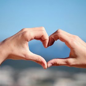 Komunikace je důležitá, ale všeho s mírou. Naučte se držet svoje emoce na uzdě a neptejte se tisíckrát za den, kdy se uvidíte.