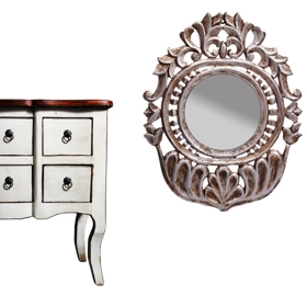 Zleva: bílá šuplíková komoda: 15 300 Kč, zrcadlo v dřevěném rámu: 1 959 Kč, stolní lampa: 875 Kč; vše Homelove.cz.