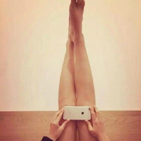 Schovej kolena za iPhone 6 a ukaž, že máš hubené nohy. Číňanky přichází s dalším šíleným trendem