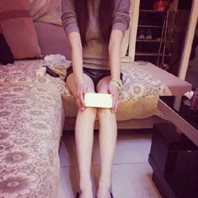 Schovej kolena za iPhone 6 a ukaž, že máš hubené nohy. Číňanky přichází s dalším šíleným trendem