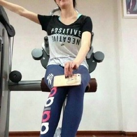 Schovej kolena za iPhone 6 a ukaž, že máš hubené nohy. Číňanky přichází s dalším šíleným trendem