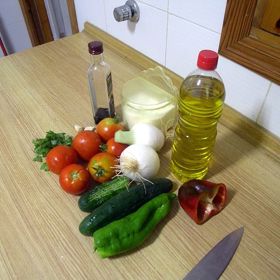 Suroviny na přípravu gazpacho polévky. Její jednoduchost a svěží chuť vás dostane.