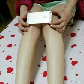 Schovej kolena za iPhone 6 a ukaž, že máš hubené nohy. Číňanky přichází s dalším šíleným trendem