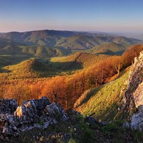 Malé Karpaty patří do skupiny tzv. nízkých vysočin (skupina horstev s výškovým rozpětím 300 - 800 m n.m.) I přes relativně nízkou nadmořskou výšku však vzhledem k tomu, že se zvedají ze širé roviny, působí mohutným dojmem.
