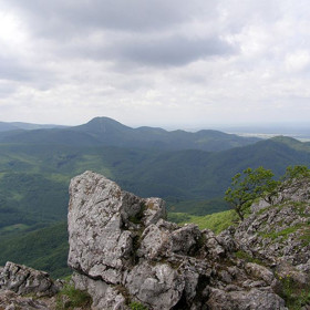 Z Vápenné (752 m n. m.), třetího nejvyššího vrchu Malých Karpat, se otevírají krásné výhledy na východní část pohoří.
