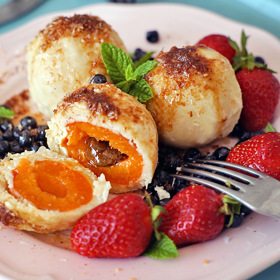 Ovocné knedlíky patří na letní stůl